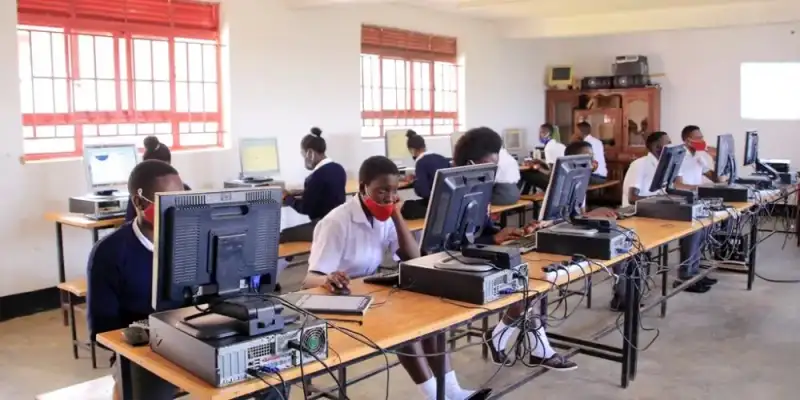 Wanafunzi wa shule ya upili waliovaa sare wakitumia kompyuta katika maabara ya shule.